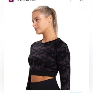 Mono B geometric print seamless long sleeve crop